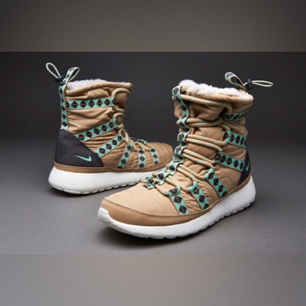 BNWOT Women’s Nike Roshe Run Hi Sneakerboot with faux fur-lined interior